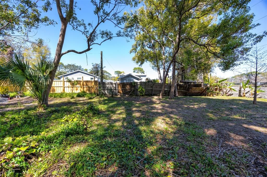 На продажу: $99,000 (0.19 acres)