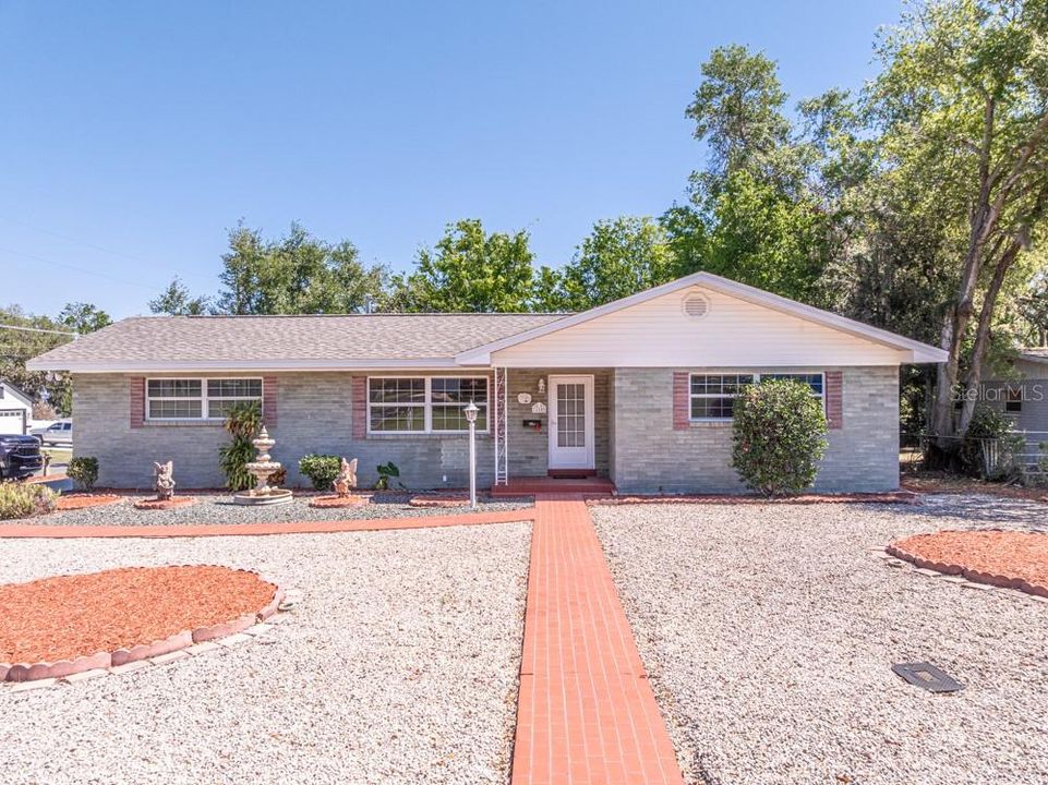 Inviting entrance with low-maintenance zero-scaling front yard