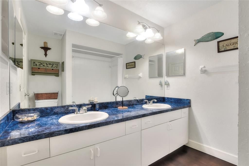 For Sale: $1,460,000 (6 beds, 7 baths, 6500 Square Feet)