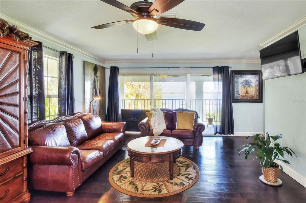 For Sale: $1,460,000 (6 beds, 7 baths, 6500 Square Feet)