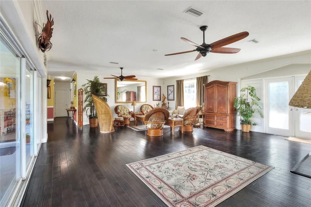 For Sale: $1,460,000 (6 beds, 7 baths, 6500 Square Feet)