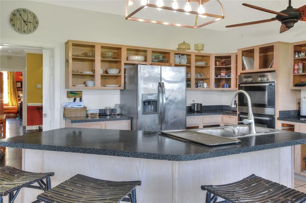 For Sale: $1,460,000 (6 beds, 7 baths, 6500 Square Feet)