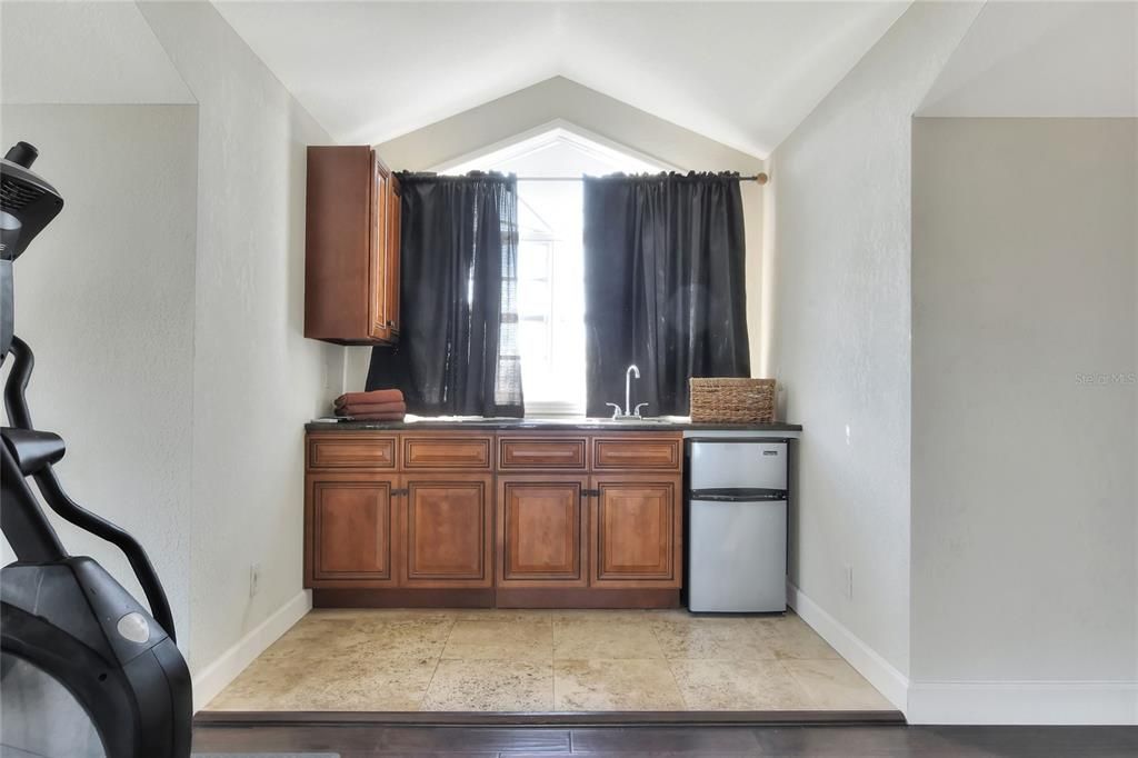 For Sale: $1,460,000 (6 beds, 7 baths, 6500 Square Feet)