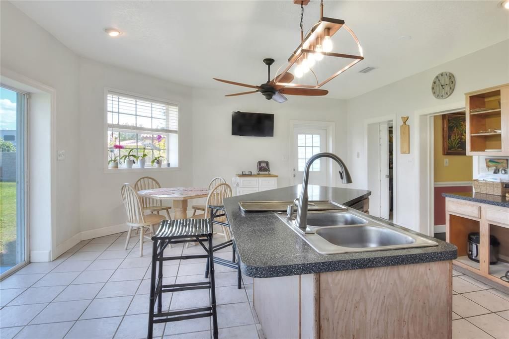 For Sale: $1,460,000 (6 beds, 7 baths, 6500 Square Feet)