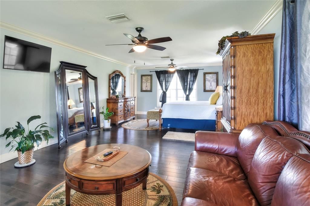 For Sale: $1,460,000 (6 beds, 7 baths, 6500 Square Feet)