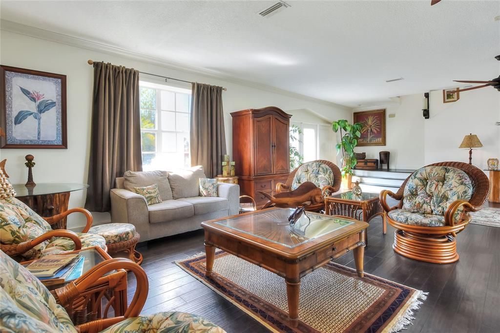 For Sale: $1,460,000 (6 beds, 7 baths, 6500 Square Feet)