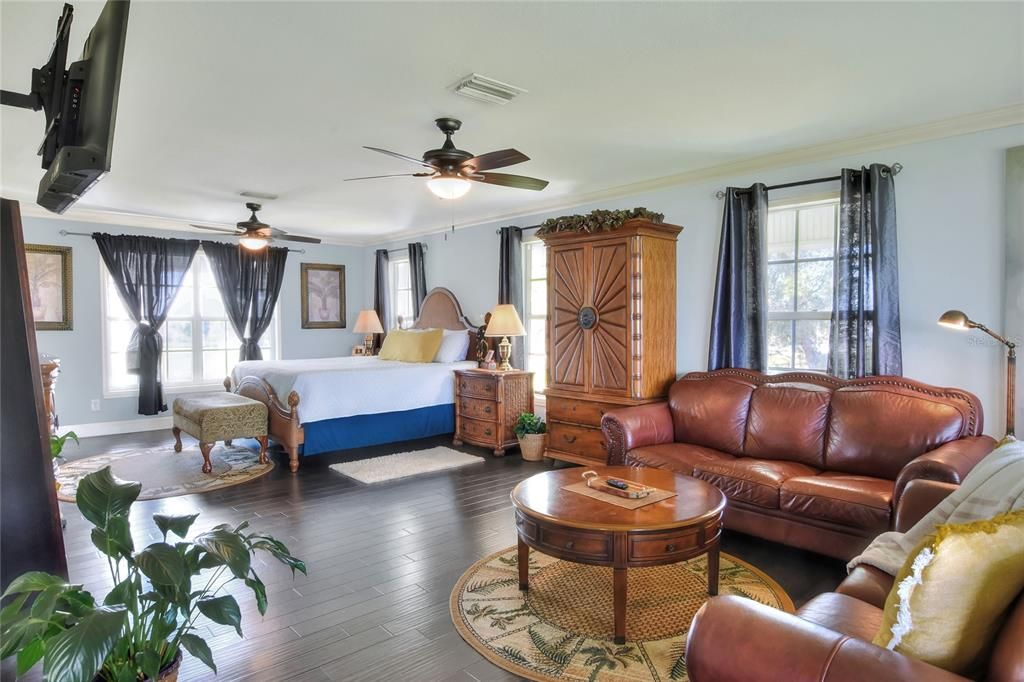 For Sale: $1,460,000 (6 beds, 7 baths, 6500 Square Feet)