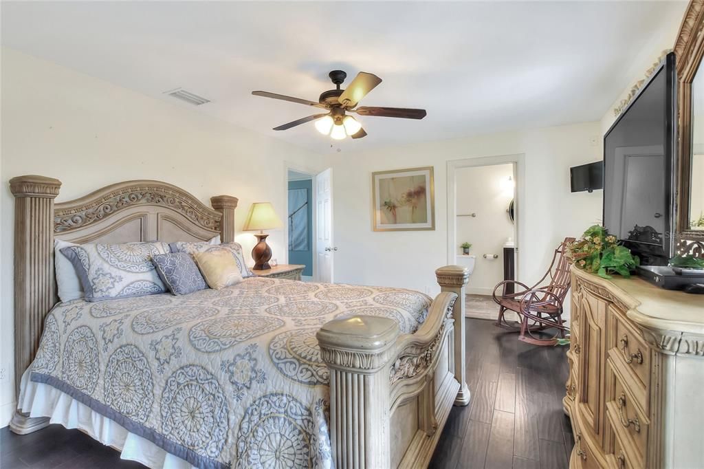 For Sale: $1,460,000 (6 beds, 7 baths, 6500 Square Feet)