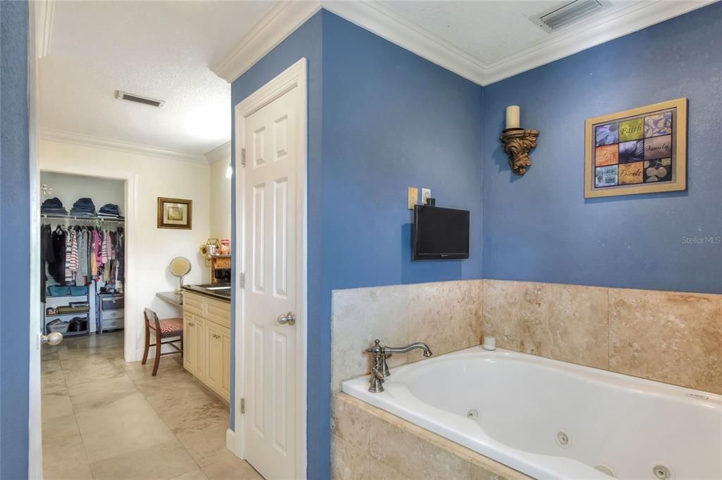 For Sale: $1,460,000 (6 beds, 7 baths, 6500 Square Feet)