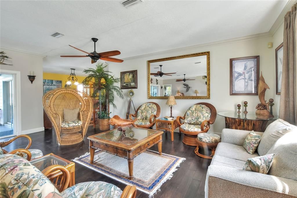 For Sale: $1,460,000 (6 beds, 7 baths, 6500 Square Feet)