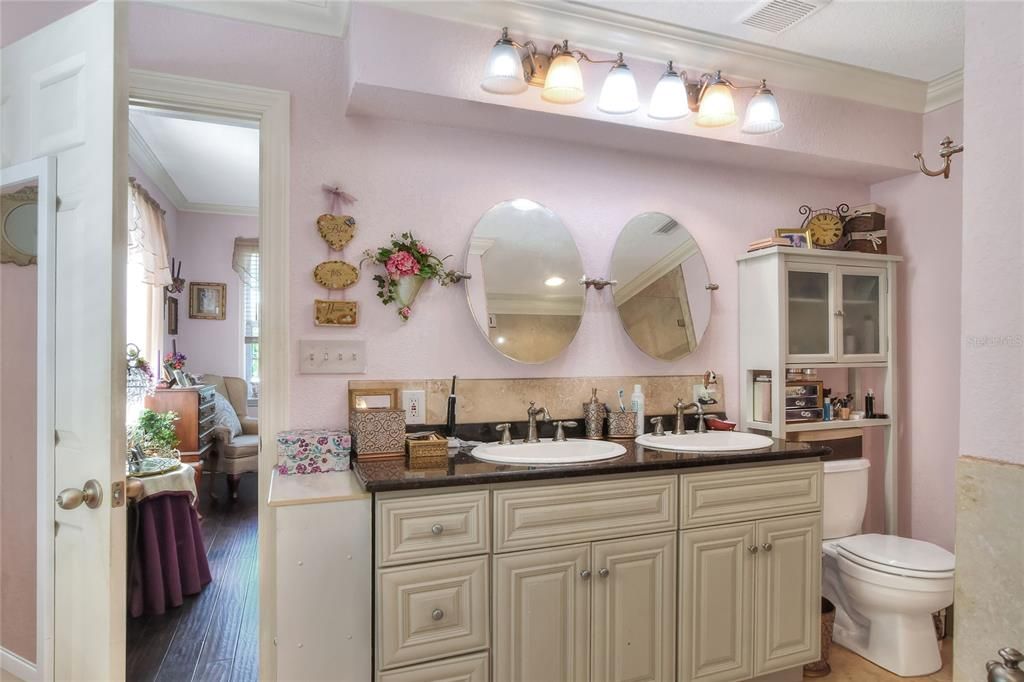 For Sale: $1,460,000 (6 beds, 7 baths, 6500 Square Feet)