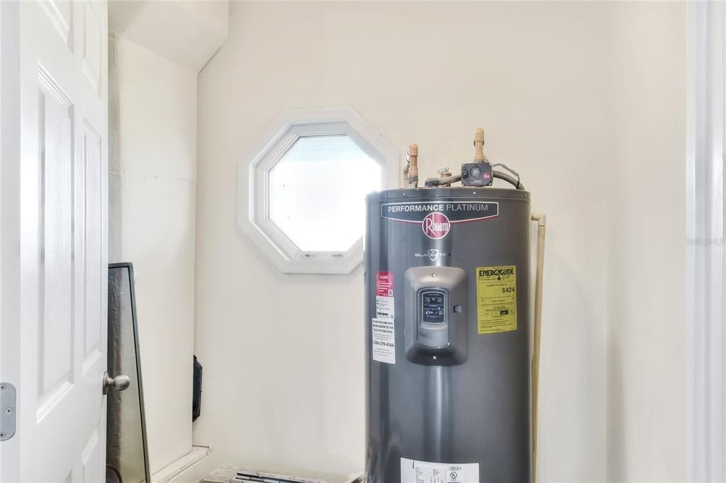 For Sale: $1,460,000 (6 beds, 7 baths, 6500 Square Feet)