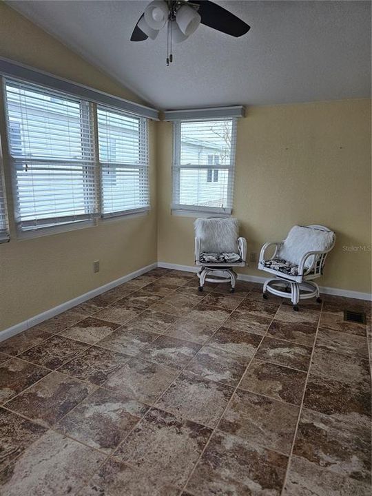 Active With Contract: $154,900 (2 beds, 2 baths, 1404 Square Feet)