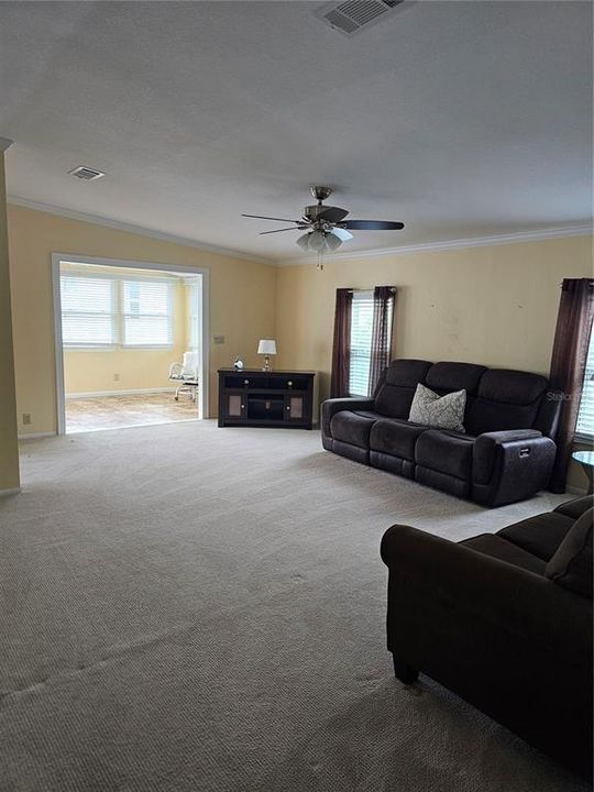 Active With Contract: $154,900 (2 beds, 2 baths, 1404 Square Feet)