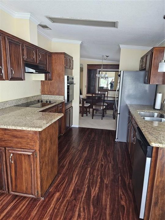 Active With Contract: $154,900 (2 beds, 2 baths, 1404 Square Feet)