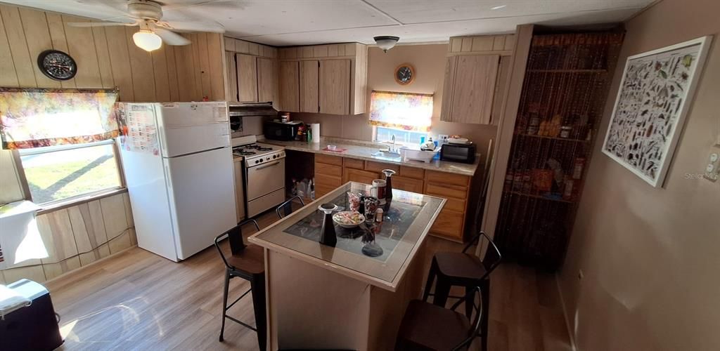 For Sale: $234,900 (2 beds, 1 baths, 784 Square Feet)