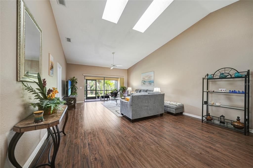 Active With Contract: $259,900 (3 beds, 2 baths, 1631 Square Feet)