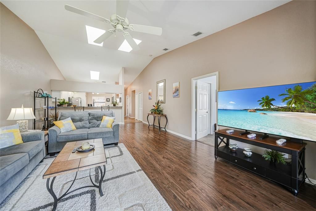 Active With Contract: $259,900 (3 beds, 2 baths, 1631 Square Feet)