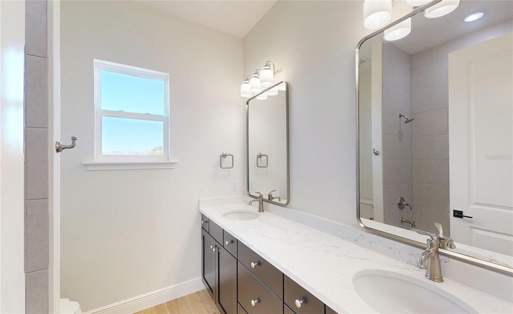 合同活跃: $739,900 (4 贝兹, 3 浴室, 3003 平方英尺)