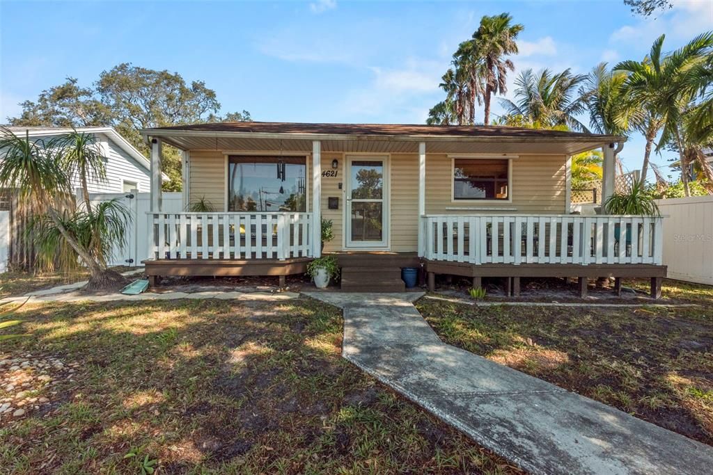 Recently Sold: $300,000 (2 beds, 1 baths, 972 Square Feet)