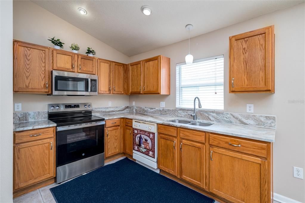 Active With Contract: $390,000 (4 beds, 2 baths, 1956 Square Feet)