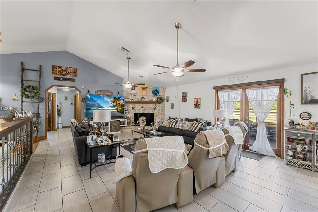 En Venta: $1,050,000 (5 camas, 3 baños, 4557 Pies cuadrados)