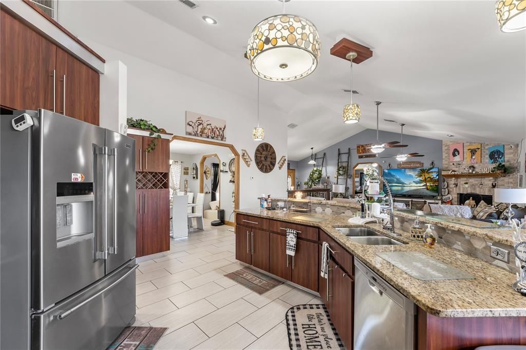 En Venta: $1,050,000 (5 camas, 3 baños, 4557 Pies cuadrados)