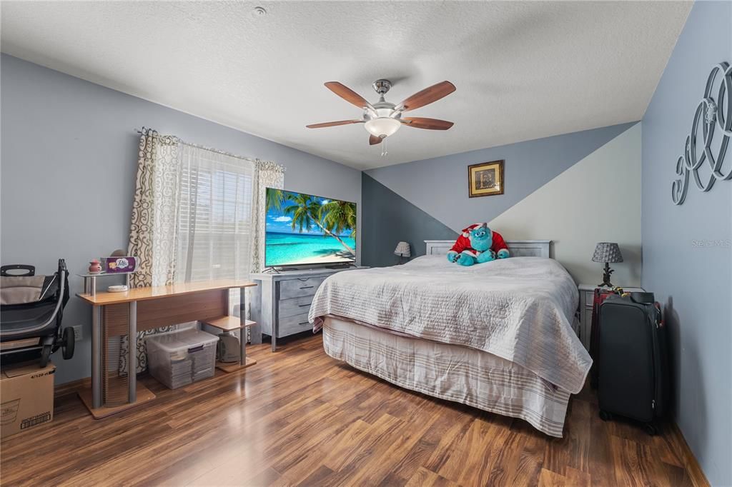 En Venta: $1,050,000 (5 camas, 3 baños, 4557 Pies cuadrados)