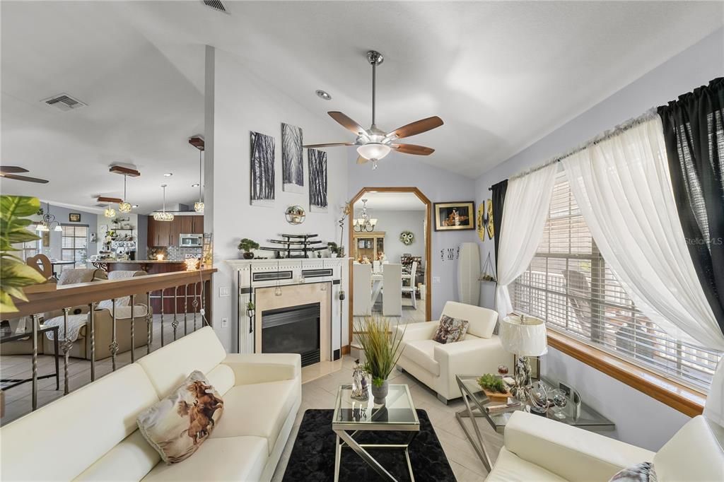 En Venta: $1,050,000 (5 camas, 3 baños, 4557 Pies cuadrados)