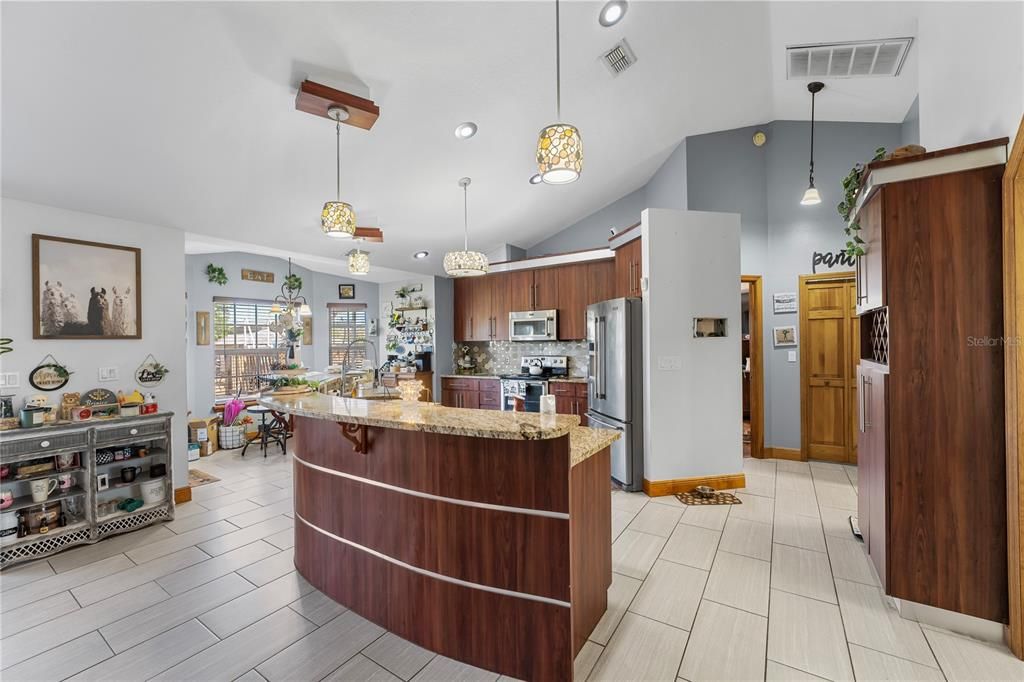 En Venta: $1,050,000 (5 camas, 3 baños, 4557 Pies cuadrados)