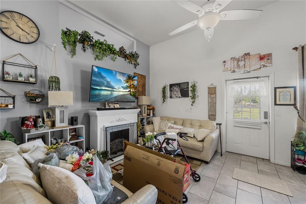 En Venta: $1,050,000 (5 camas, 3 baños, 4557 Pies cuadrados)