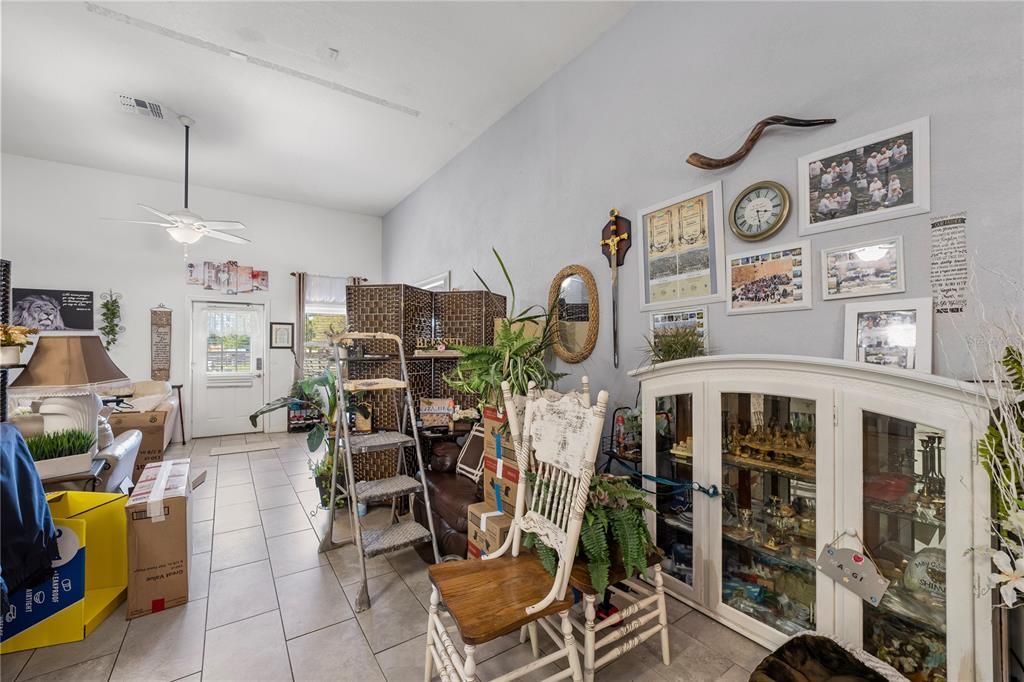 En Venta: $1,050,000 (5 camas, 3 baños, 4557 Pies cuadrados)