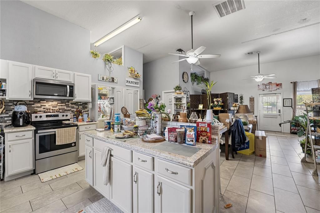 En Venta: $1,050,000 (5 camas, 3 baños, 4557 Pies cuadrados)