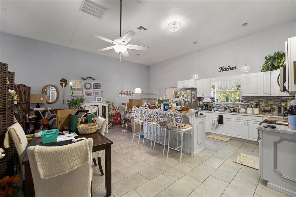 En Venta: $1,050,000 (5 camas, 3 baños, 4557 Pies cuadrados)