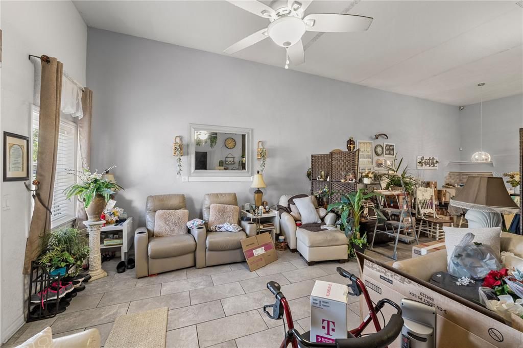 En Venta: $1,050,000 (5 camas, 3 baños, 4557 Pies cuadrados)