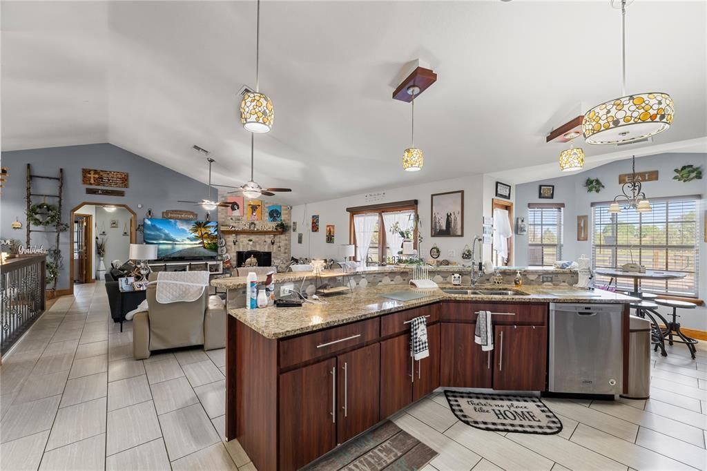 En Venta: $1,050,000 (5 camas, 3 baños, 4557 Pies cuadrados)