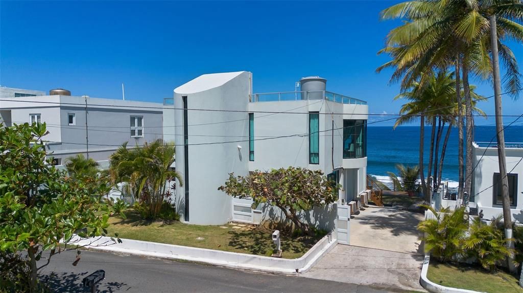 Active With Contract: $1,595,000 (4 beds, 3 baths, 2800 Square Feet)