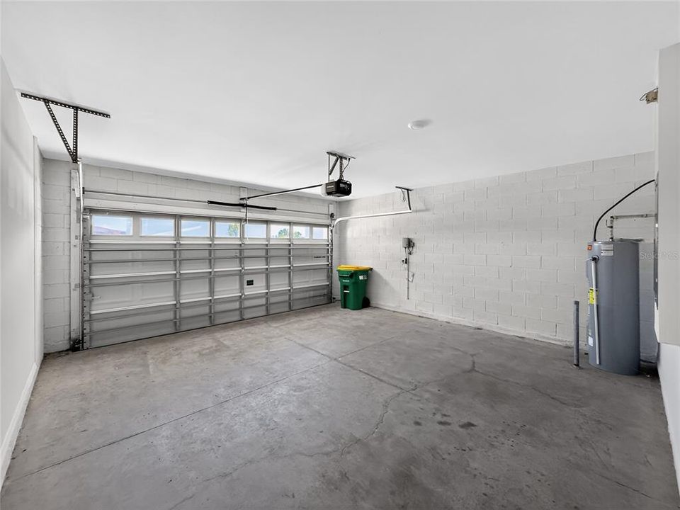 合同活跃: $378,500 (5 贝兹, 3 浴室, 2528 平方英尺)