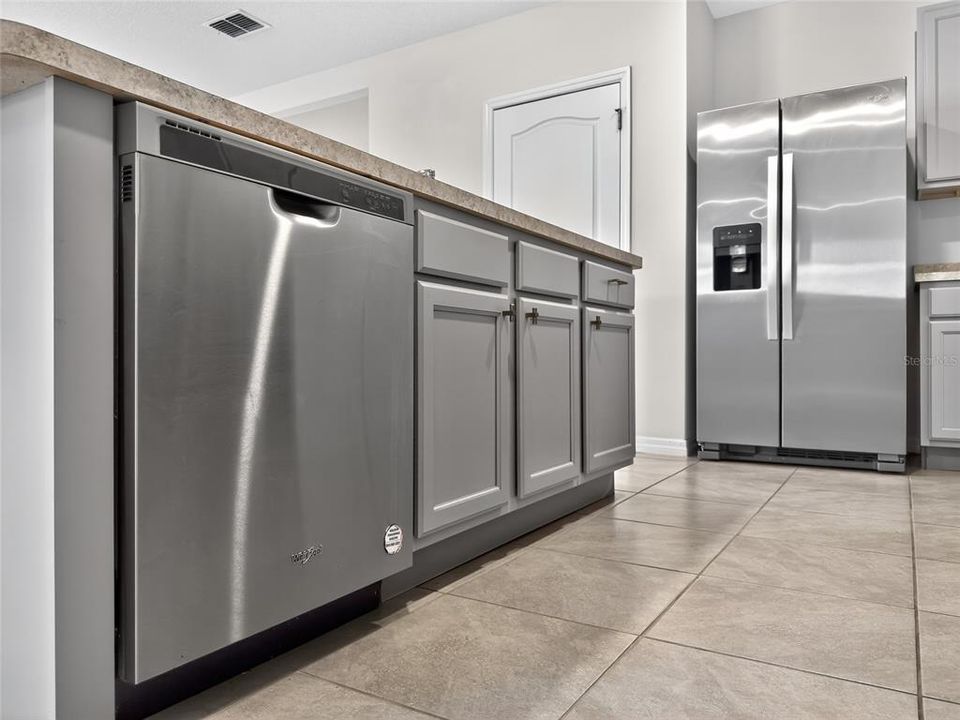 合同活跃: $378,500 (5 贝兹, 3 浴室, 2528 平方英尺)