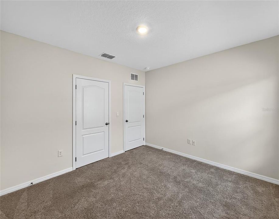 合同活跃: $378,500 (5 贝兹, 3 浴室, 2528 平方英尺)