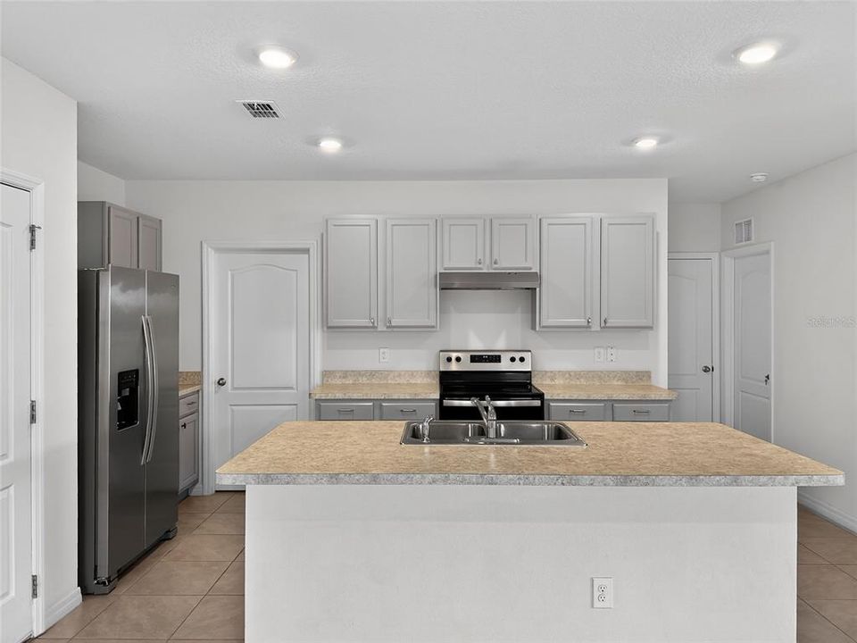 合同活跃: $378,500 (5 贝兹, 3 浴室, 2528 平方英尺)