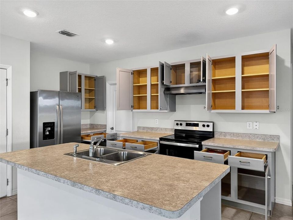 合同活跃: $378,500 (5 贝兹, 3 浴室, 2528 平方英尺)