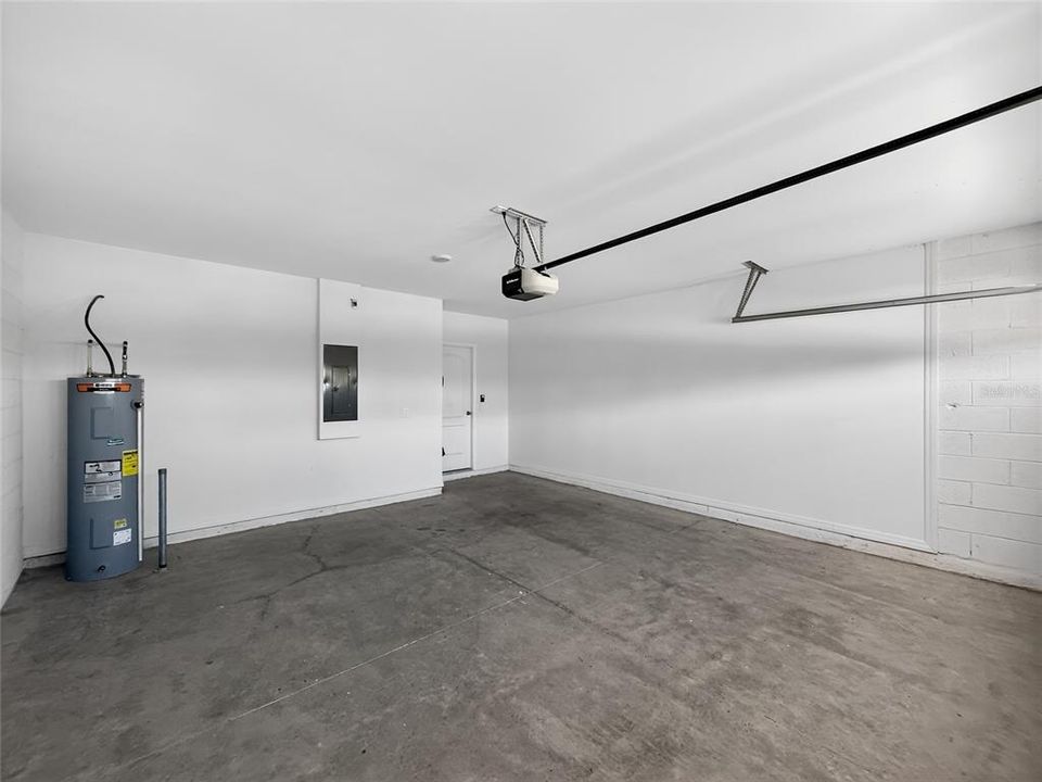 合同活跃: $378,500 (5 贝兹, 3 浴室, 2528 平方英尺)