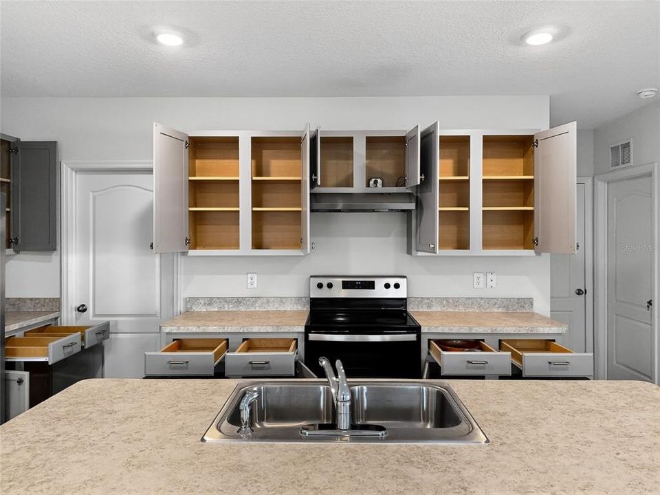 合同活跃: $378,500 (5 贝兹, 3 浴室, 2528 平方英尺)