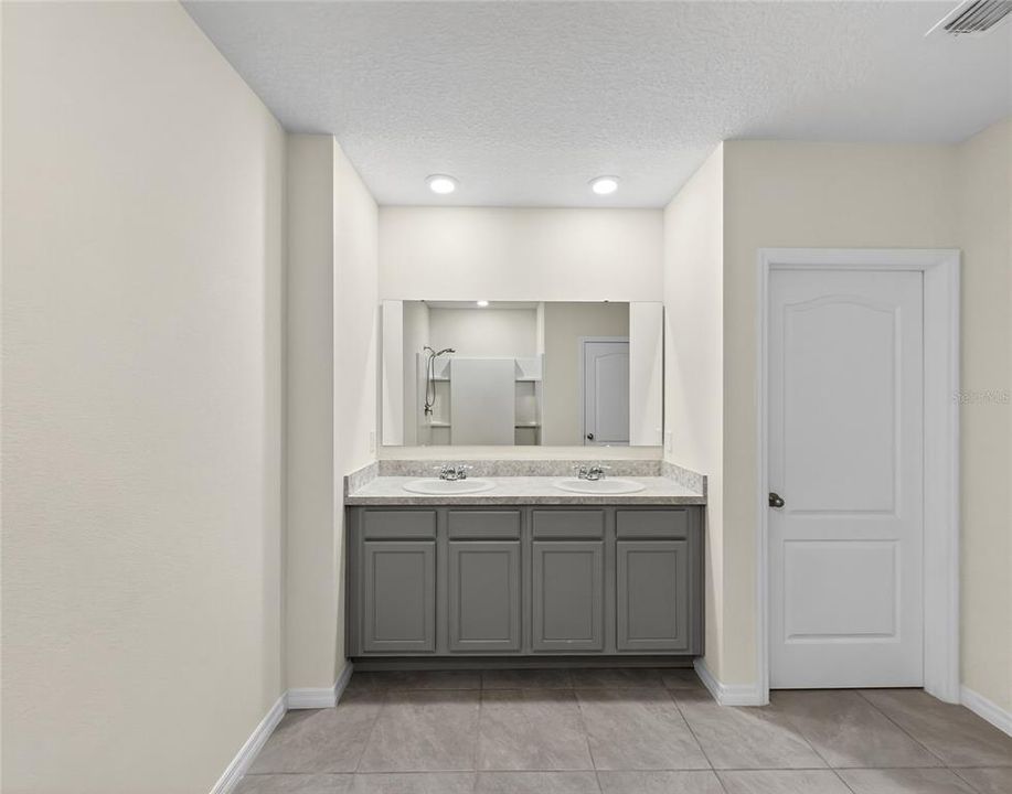 合同活跃: $378,500 (5 贝兹, 3 浴室, 2528 平方英尺)