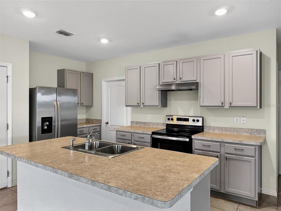 合同活跃: $378,500 (5 贝兹, 3 浴室, 2528 平方英尺)