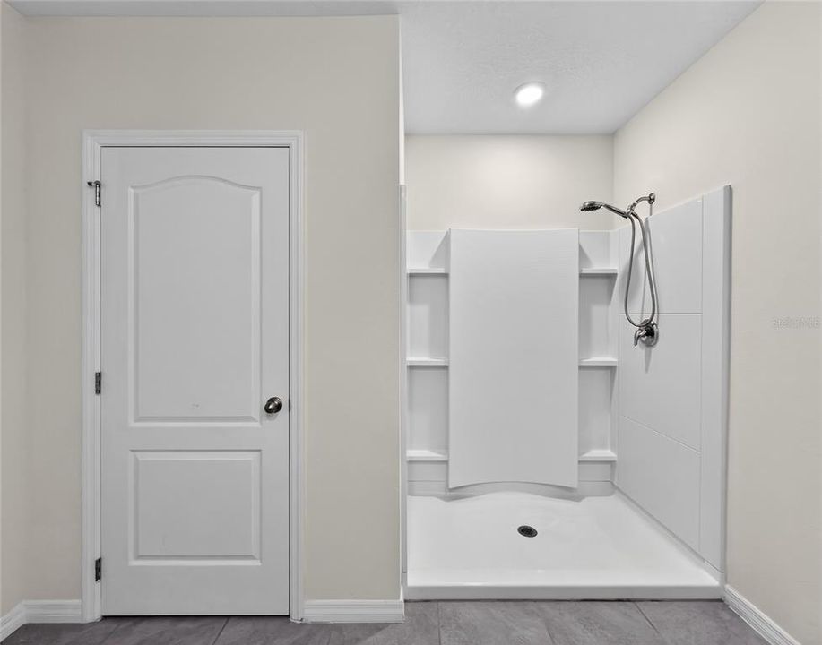 合同活跃: $378,500 (5 贝兹, 3 浴室, 2528 平方英尺)