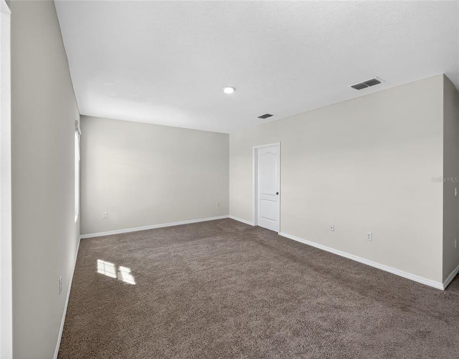 合同活跃: $378,500 (5 贝兹, 3 浴室, 2528 平方英尺)