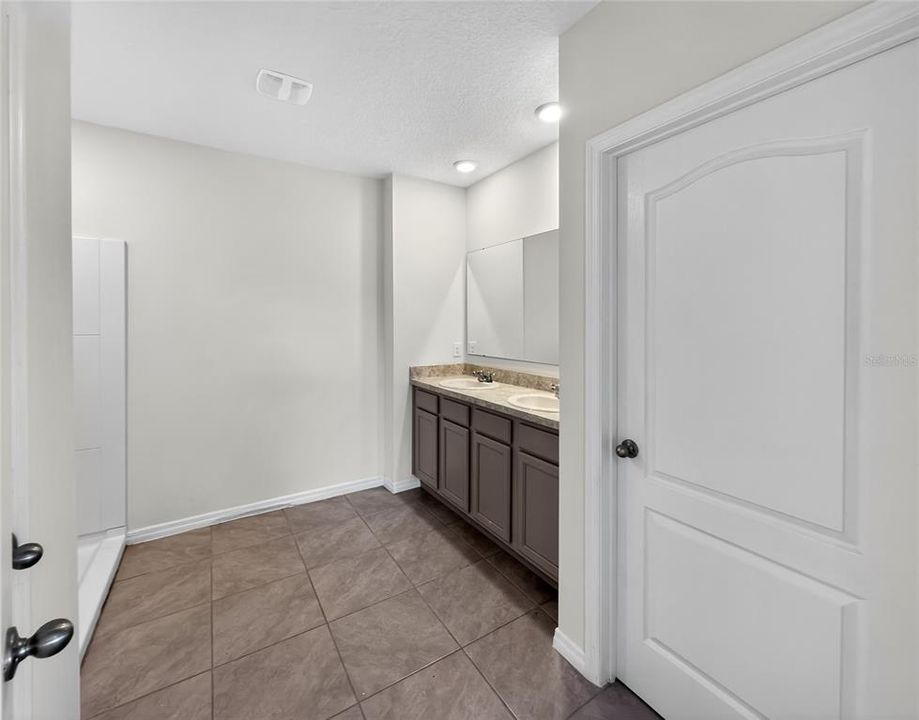 合同活跃: $378,500 (5 贝兹, 3 浴室, 2528 平方英尺)