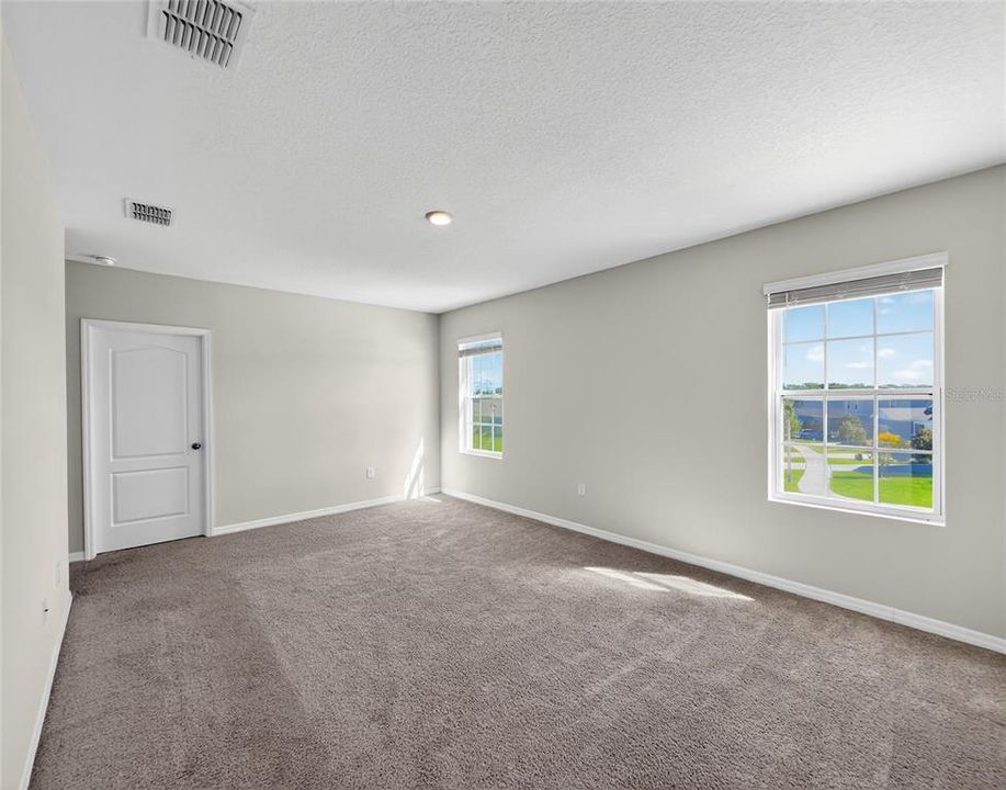 合同活跃: $378,500 (5 贝兹, 3 浴室, 2528 平方英尺)